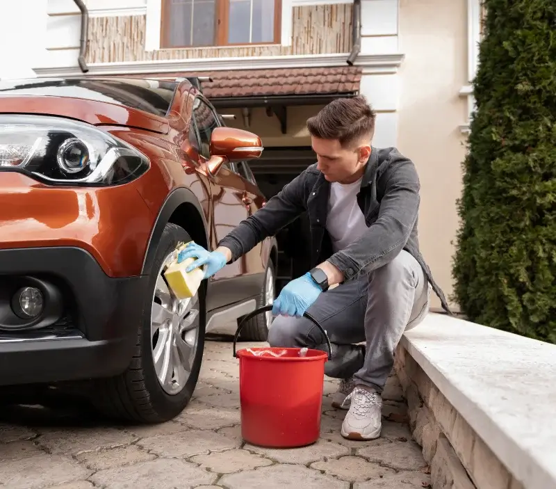 Lavage auto à domicile Précy-sous-Thil : professionnel intervenant sur un véhicule